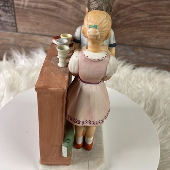 Gorham Figurine Inspired byNorman Rockwell Painting”A Day in the Life of a Boy” - Picture 7 of 8